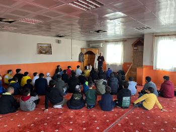 Yurt  müdürümüz Halil Kaplan haftalık sohbetinde 32 farzın önemini anlattı ve çocuklarla soru cevap gerçekleştirdi.